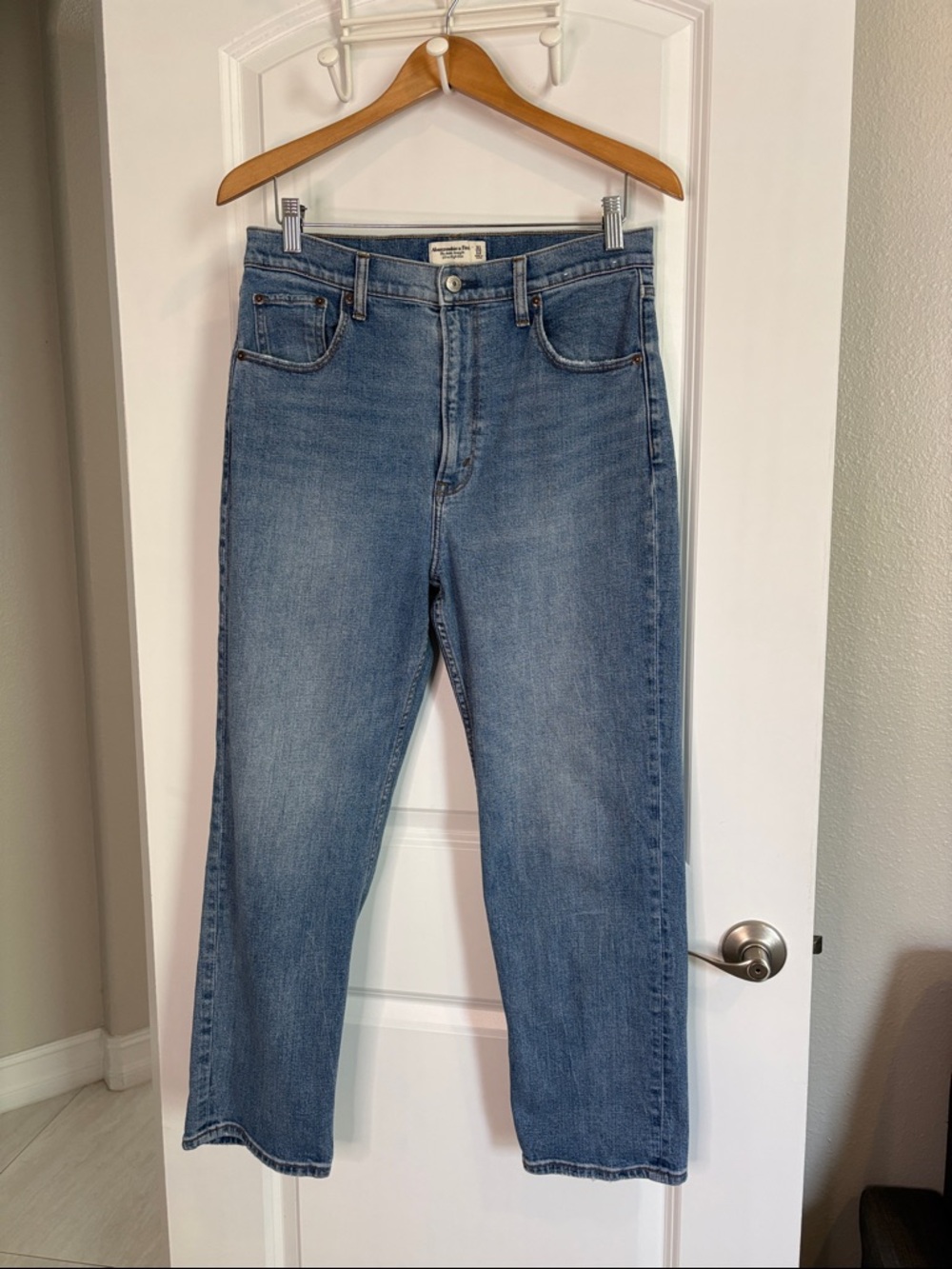 Abercrombie and Fitch The Ankle Straight Ultra High Rise Jeans Size 31/12 - Picture 3 of 9
